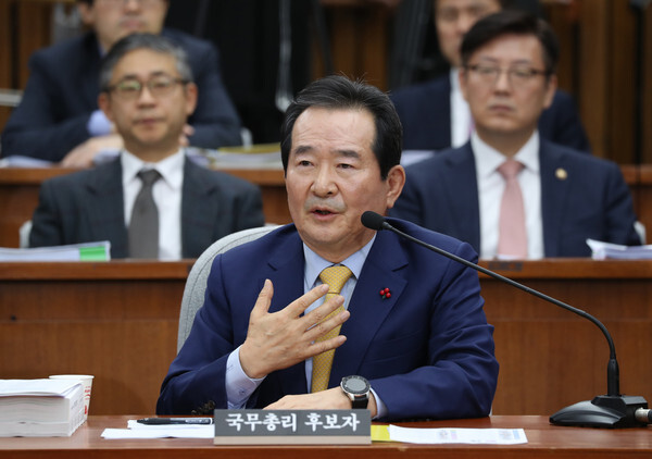 South Korean Prime Minister Chung Sye-kyun answers questions during a confirmation hearing for his appointment at the National Assembly on Jan. 7. (Kang Chang-kwang, staff photographer)