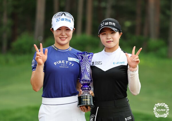 Ko Ji -won (right) won the KLPGA Tour Jeju Samdasoo Masters on the 10th. The photo shows Koh Ji -won, who has won her sister Ko Ji -woo, who won the McCall and Mona Yongpyeong opening in June. KLPGA provided