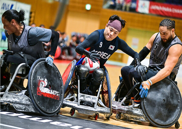 The Korean disabled rugby team is breaking through the New Zealand players at the 2025 Japanese Paradbie Championship. Provided by the Korean Disabled Rugby Association