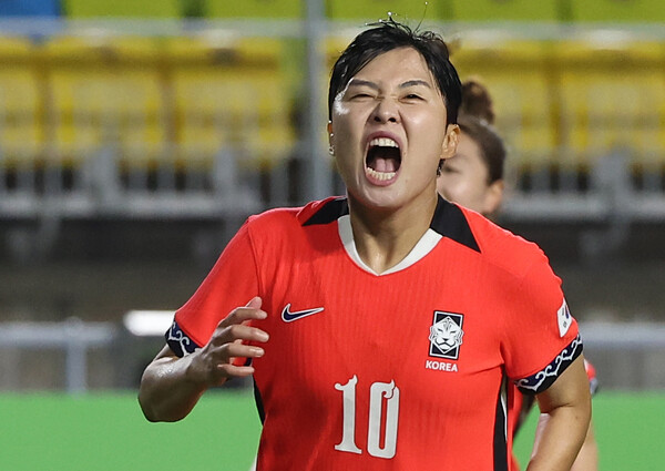 Ji So -yeon of the women's soccer team is roaring after scoring a penalty kick in Taiwan in the 3rd round of the 2025 East Asian Cup held at the Suwon World Cup Stadium on the 16th. Yonhap News