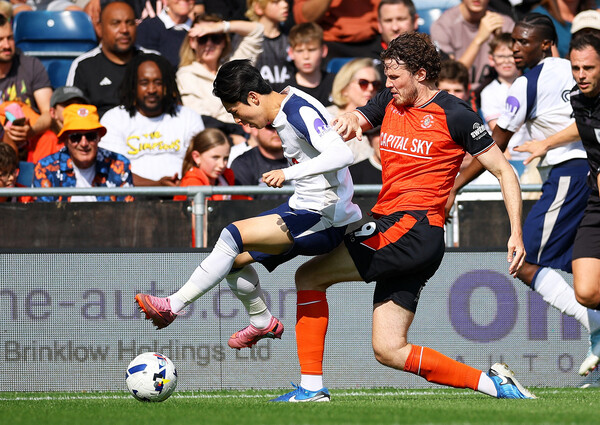 Tottenham's Yang Min -hyuk is fighting the ball in the pre -season match against the 3rd Division League Ruton Town, which was held on the 26th. Ruton/Reuters Yonhap News