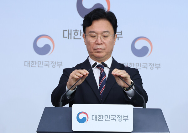 김영훈 고용노동부 장관이 지난 15일 서울 종로구 정부서울청사에서 ‘메가특구 특별법 관련 사회적 대화 제안' 브리핑을 하고 있다. 연합뉴스.