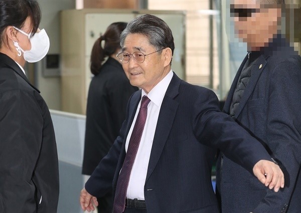 Ji Man-won, who has published false accounts of the Gwangju movement, enters the Seoul Central District Prosecutors’ Office for questioning on Feb. 13. (Yonhap News)