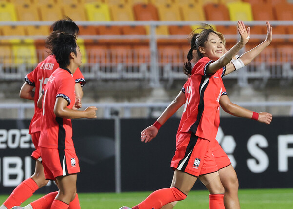 Jang Seul -ki (right) of the women's national soccer team is delighted after breaking the wedge goal in Taiwan in the third round of the 2025 East Asian Cup held at the Suwon World Cup Stadium on the 16th. Yonhap News