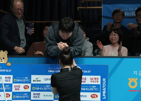 김보미가 25일 NH농협카드 챔피언십에서 우승한 뒤 아버지 김병호와 손을 잡고 울고 있다. PBA 제공