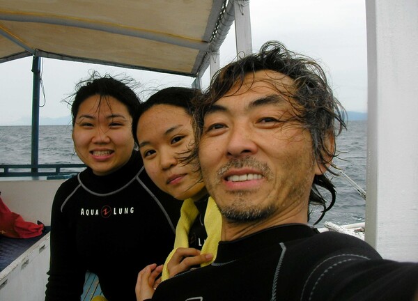 2015년 6월 필리핀 세부 모알보알해안에서 스쿠버다이빙을 함께 즐긴 김호웅(맨오른쪽)씨와 두 딸. 김호웅씨 제공