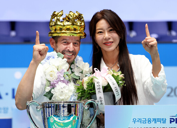 Hana Card's Choclu and Kim Ga -young, who are on the top of the Korean Financial Capital Championship, are showing off their fingers this season. PBA provided