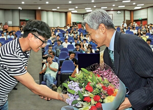 이정우 교수가 고별 강연에 앞서 학생으로부터 감사 꽃다발을 받았다. 김진수 기자