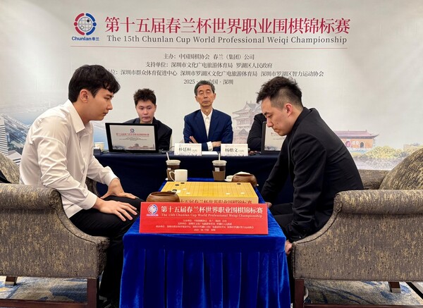 Park Jung -hwan's 9th Dan (left) is in the three countries of the Chun Ran Bae World Baduk Tournament held in Shenzhen on the 23rd. Korean origin provided