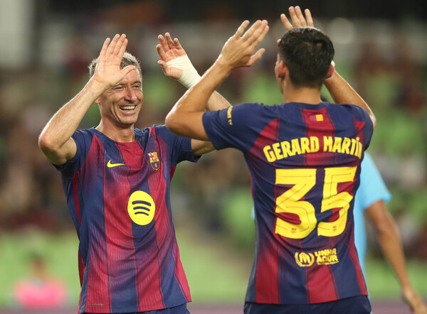 Robert Levandowski of FC Barcelona smiles in a friendly match with Daegu FC in Daegu Stadium on the 4th. Yonhap News