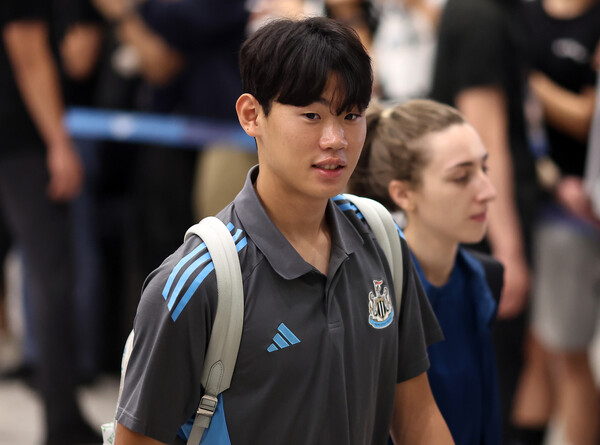 Park Seung -soo, who joined Newcastle United, returns to Incheon International Airport Terminal 1 on the 28th. Yonhap News