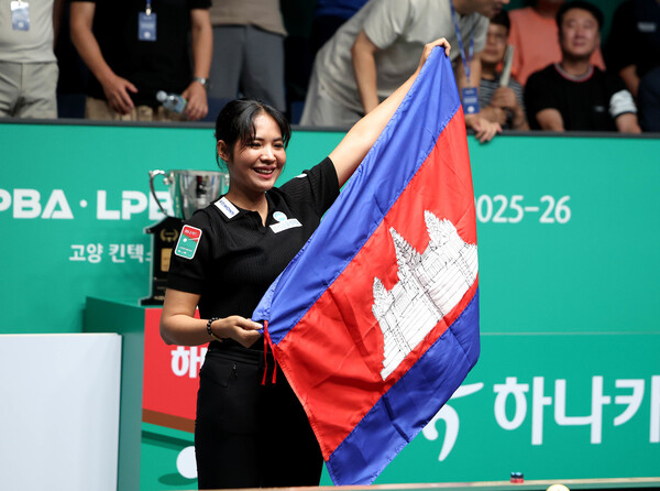 After winning the second tour of the professional billiards season held on the 6th, Srongpiabi is pleased with the Cambodian flag. PBA provided