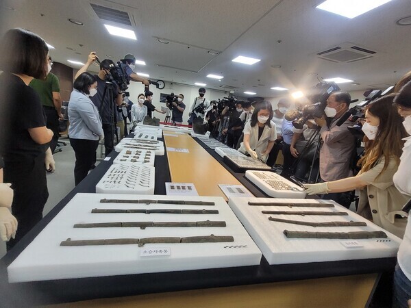 Unearthed relics from the Pimatgoal excavation site are displayed for the media at the National Palace Museum of Korea on Tuesday. (Roh Hyung-suk/The Hankyoreh)