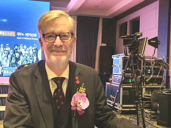 Dan Smith, director of the Stockholm International Peace Research Institute, speaks with reporters at the award ceremony for the Jeju 4‧3 Peace Prize Award, held on Tuesday at the Maison Glad Jeju Hotel. (Huh Ho-Joon/The Hankyoreh)