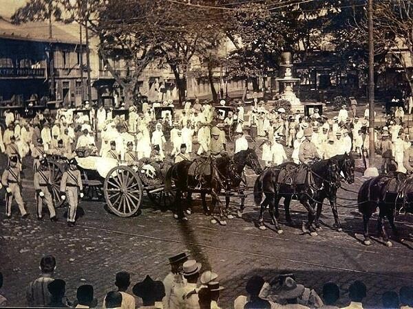 1912년 호세 리살의 묘를 이장하는 모습. 위키미디어 코먼스