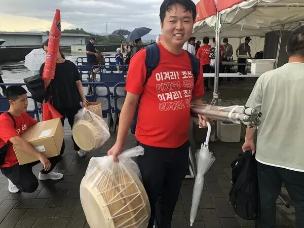 One Korean Japanese man brought a traditional drum to cheer on North Korea. (Kim Chang-keum/Hankyoreh)