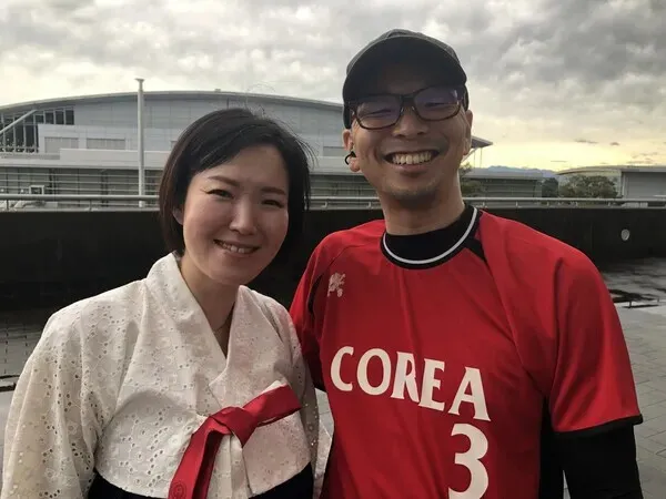 A couple, the woman with South Korean citizenship and the man with North Korean citizenship, came to support both teams. (Kim Chang-keum/Hankyoreh)