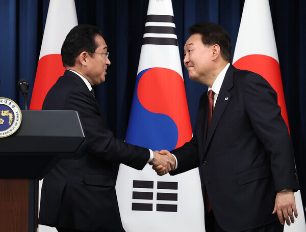 Prime Minister Fumio Kishida of Japan shakes hands with President Yoon Suk-yeol of South Korea after their joint press conference following their summit in Seoul’s presidential office on May 7. (presidential office pool photo)