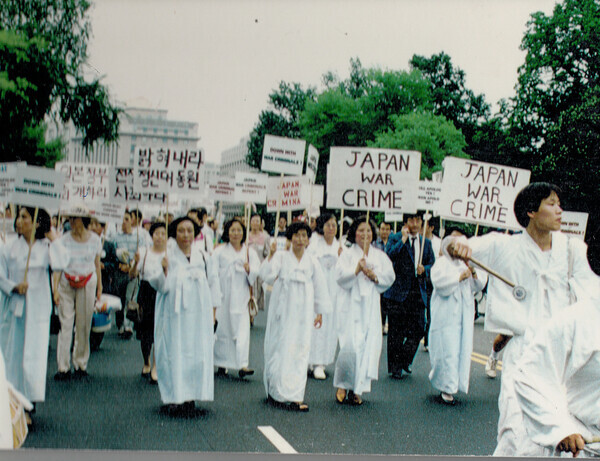 Lee Dong-woo (second from left in front row) marches with Korean members of WCCW outside the White House in 1993, blowing the whistle on the crimes of Japan. (provided by WCCW)