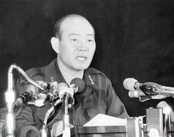 Chun Doo-hwan, then defense security commander, announcing the results of ain investigation into the assassination of former President Park Chung-hee in 1979. (Hankyoreh archives)