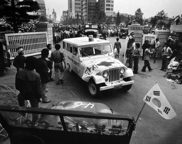 1980년 5월21일, 계엄군에게 희생되거나 다친 환자들을 실어나르는 시민군 차량이 전남도청으로 들어오고 있다. 이날 광주 시민들은 공수부대의 집단 발포에 맞서 무장을 시작했고, 저녁에는 계엄군이 철수한 전남도청에 진입했다. 김대중평화센터 제공