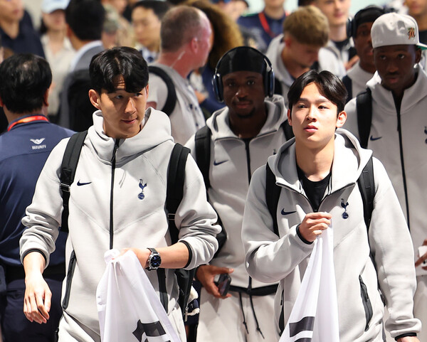 Son Heung -min and Yang Min -hyuk are entering the national flag at the Terminal 1 of Incheon International Airport on the 1st. Yonhap News