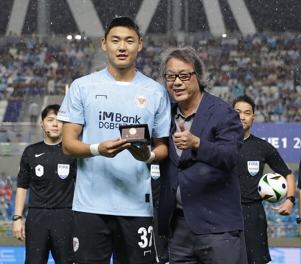 Cho Kwang -rae (right) CEO of Daegu FC. Korea Professional Football Federation provided