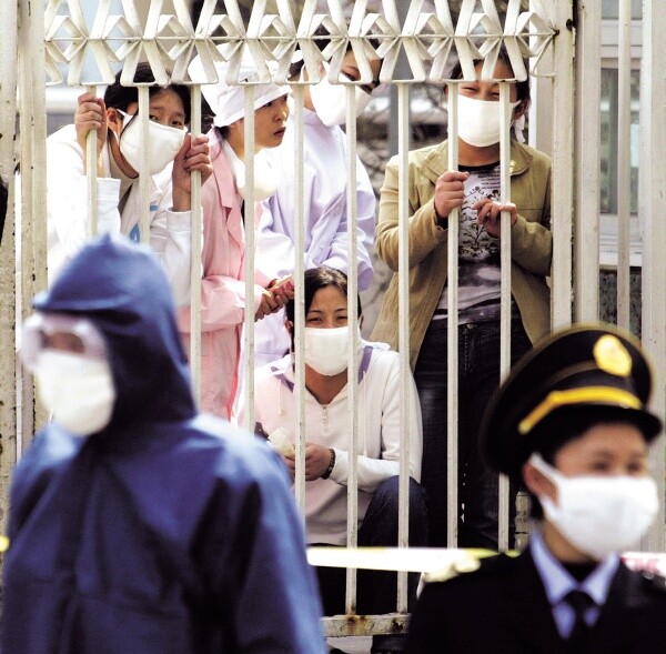 2003년 4월25일 베이징대 인민병원에 격리된 사스 의심환자들이 밖을 내다보고 있다. AP 연합뉴스
