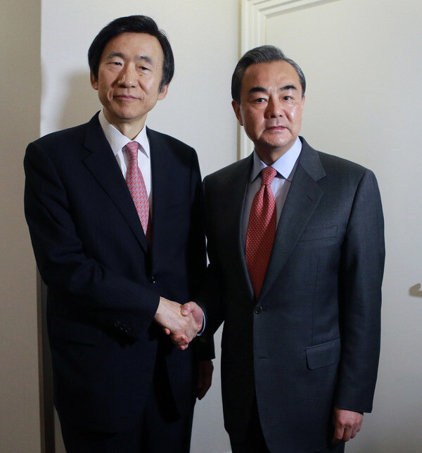 South Korean Foreign Minister Yun Byung-se (left) shakes hands with Chinese Foreign Minister Wang Yi at the Munich Security Conference