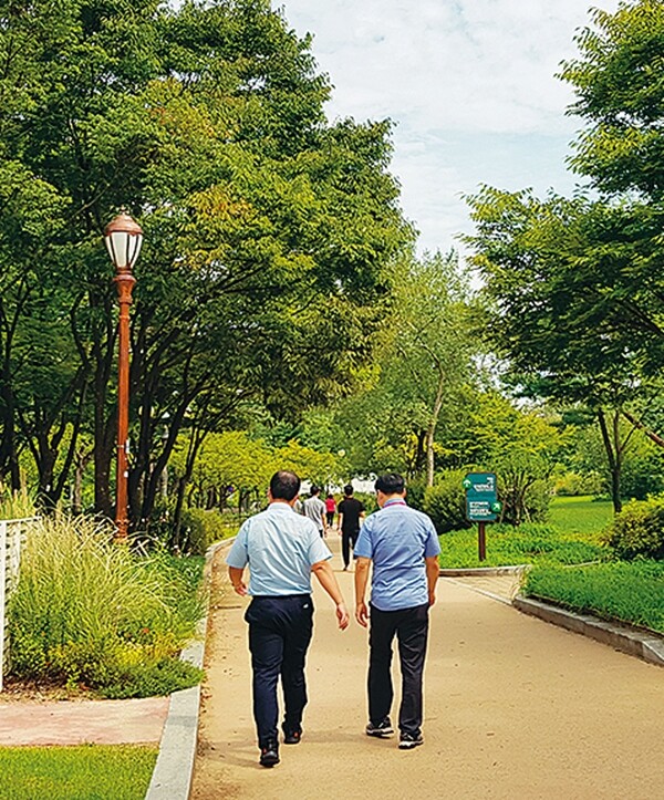 Salarymen take a walk in Yeouido Park