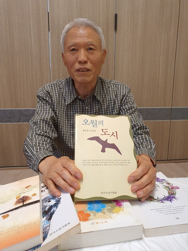 Novelist and former corrections officer Hong In-pyo at Gwangju Prison during his interview with the Hankyoreh on May 1. (Jung Dae-ha, Gwangju correspondent)