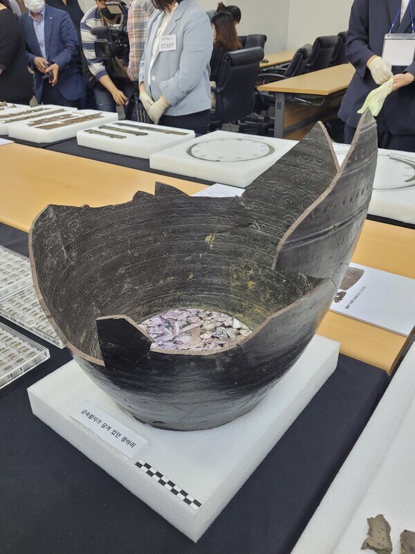 The earthenware jar that had metal printing types inside (Roh Hyung-suk/The Hankyoreh)