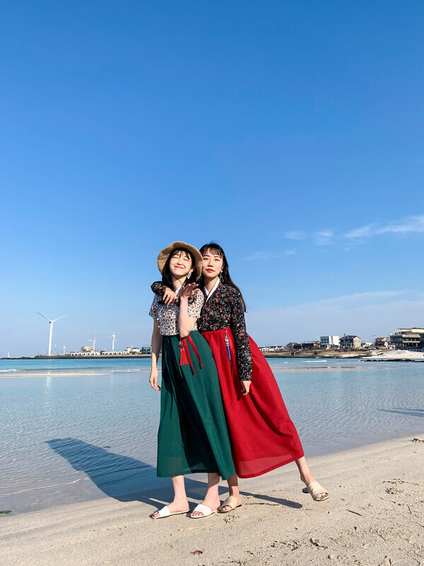 Mountain berry-themed hanbok dresses (provided by Leesle)