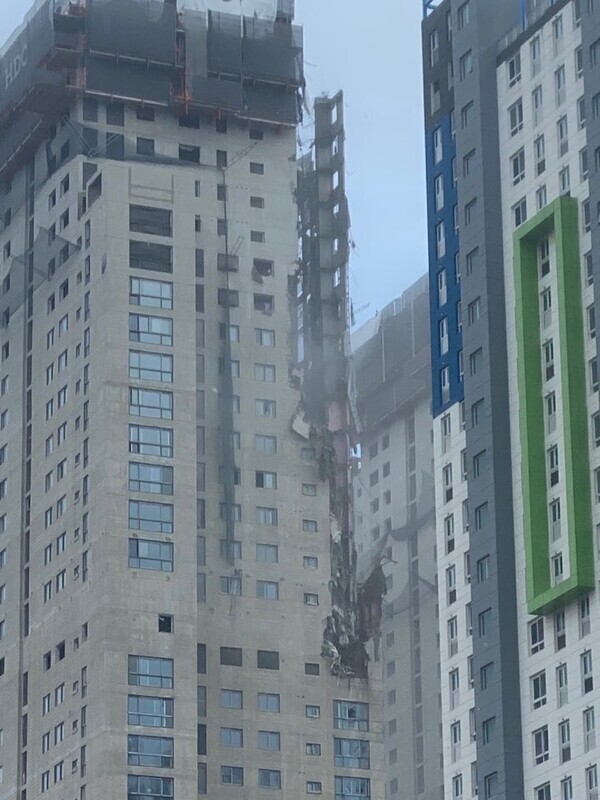 At approximately 3:47 pm on Tuesday, the facade of an Ipark apartment being constructed by Hyundai Development Company in Gwangju collapsed. (courtesy of a Hankyoreh reader)