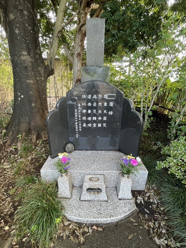 A grave for Kang Dae-heung, a Korean killed in the early hours of Sept. 4, 1923, by vigilantes, stands at Josenji Temple in Someya, Saitama Prefecture. The gravestone reads: “Grave of Korean Kang Dae-heung.” (Kim So-youn/The Hankyoreh)