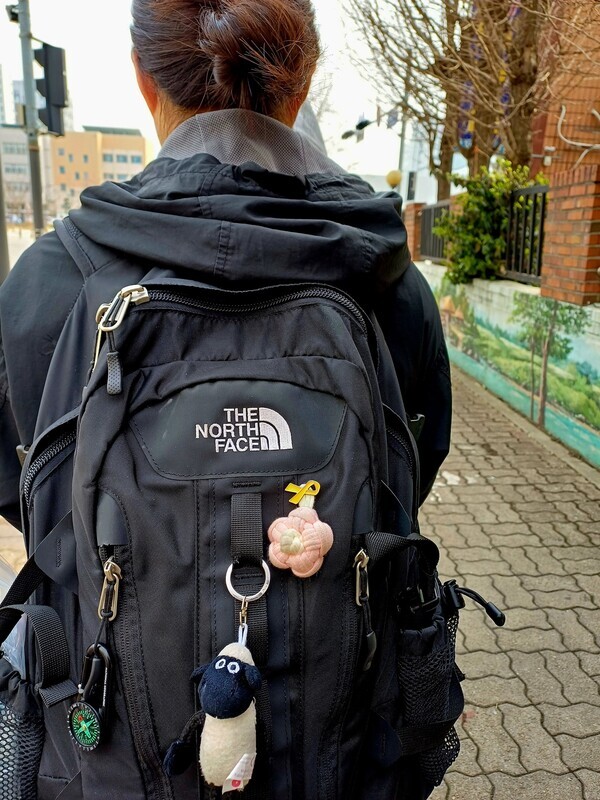Lee Yun-ji, a student at Danwon High School in Ansan, wears a yellow ribbon in memory of the Sewol tragedy on her backpack. (Lee Jun-hee/The Hankyoreh)