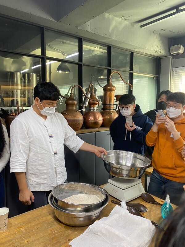 Students learn how to make makgeolli by hand at the Korean Home-Brew Institute (Baik Moon-young for The Hankyoreh)
