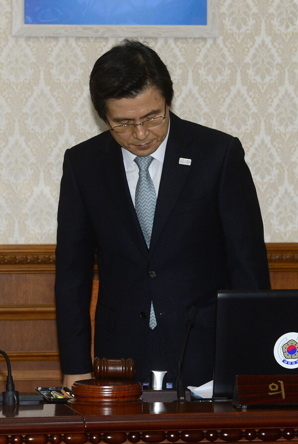 Acting president Hwang Kyo-ahn participates in a Cabinet Meeting