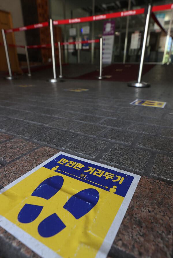 Social distancing markers in front of Yoido Full Gospel Church in Seoul’s Yeongdeungpo District on Aug. 10. (Yonhap News)