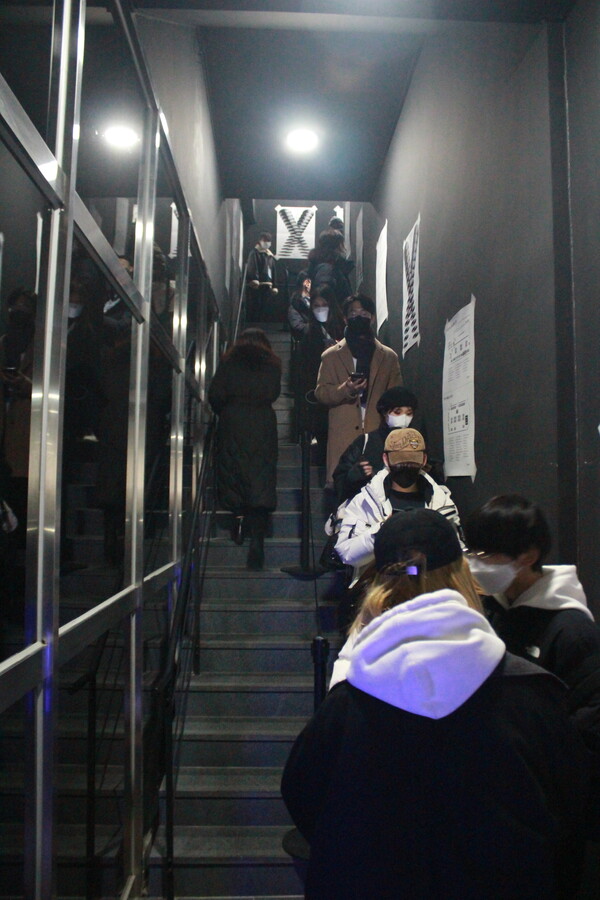 22일 서울 마포구 라이즈호텔 지하 1층에서 열린 ‘10회 서울레코드페어’에 입장하려고 시민들이 줄을 서서 기다리고 있다.  정혁준 기자