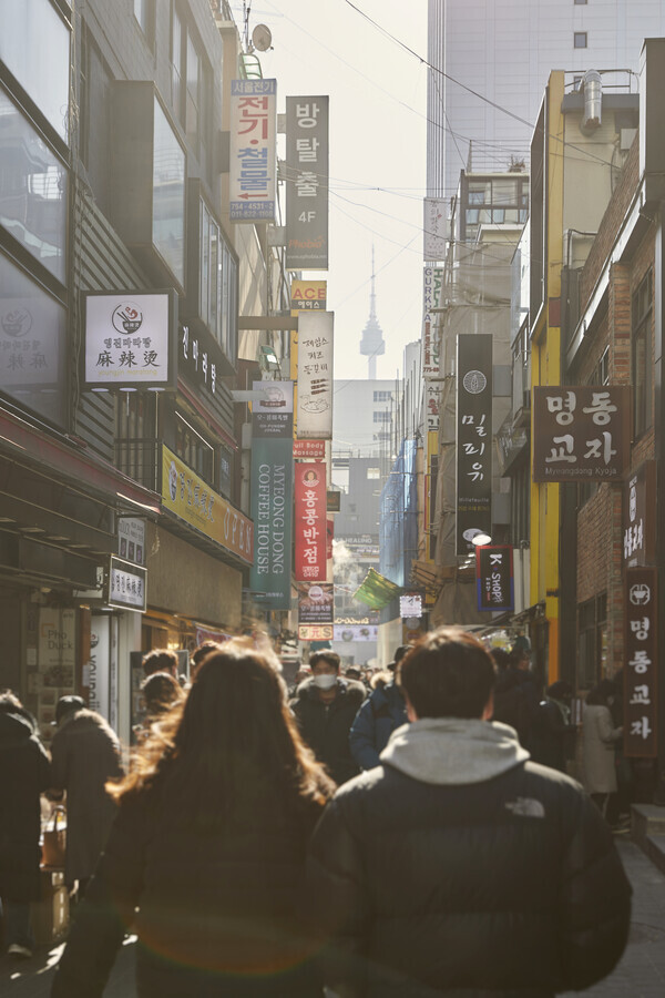 Shoppers wander down the streets of Myeongdong, in central Seoul’s Jung District, on Jan. 14. (Yoon Dong-gil/Studio Adapter)