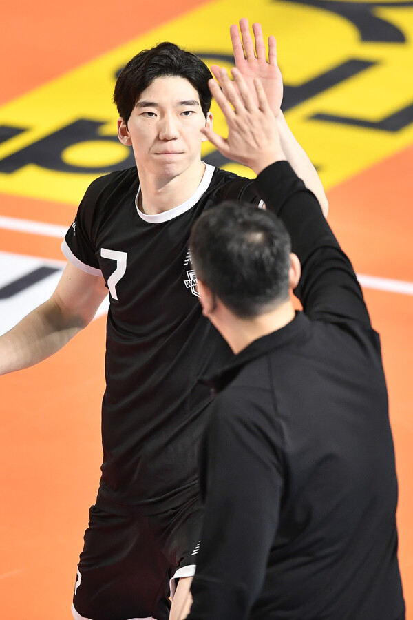 Heo Soo-bong and Choi Tae-woong, head coach of Hyundai Capital, are giving a high-five in a match against Samsung Fire & Marine Insurance in the 2022-2023 V-League held at Chungmu Gymnasium in Daejeon on the 15th.  Provided by the Korea Volleyball Federation