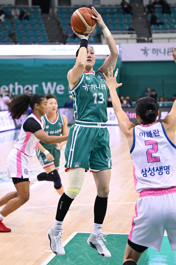 부천 하나은행 김정은이 2일 경기 부천체육관에서 열린 하나은행 2024~2025 여자프로농구(WKBL) 정규리그 용인 삼성생명과의 안방 경기에서 리그 통산 최다 득점 기록을 깨는 슛을 날리고 있다. WKBL 제공