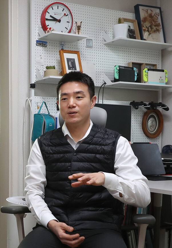 김수영씨가 지난달 30일 오전 전세로 거주 중인 서울 중랑구 한 빌라에서 오후 출근에 앞서 책상에 앉아 이야기를 하고 있다. 신소영 기자 viator@hani.co.kr