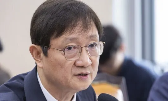 이찬진, MBK파트너스 겨냥 "시장질서 훼손한 일부 사모펀드, 공적 개입... - 뉴스 썸네일 이미지