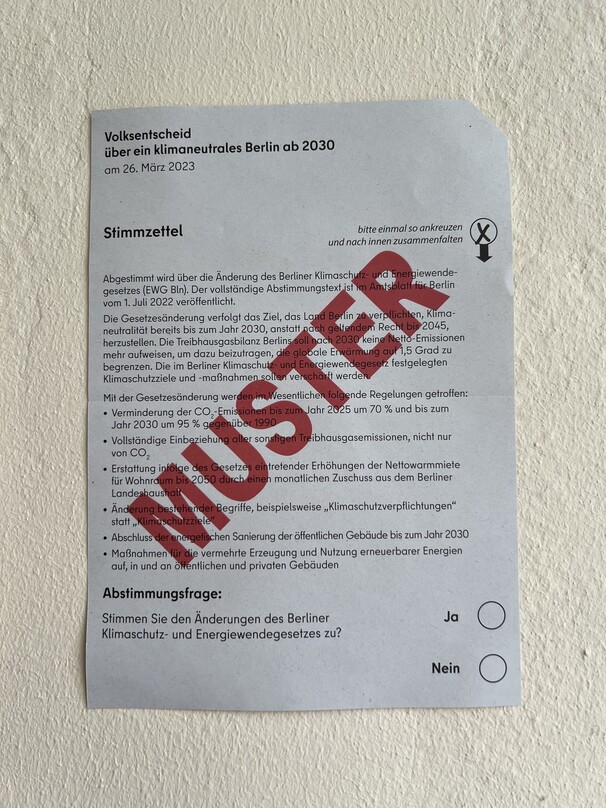 26일 독일 베를린의 한 투표소에 ‘베를린 2030 기후중립’ 주민투표 견본 용지가 벽에 붙어 있다. 견본 투표용지에는 주민투표를 발의한 환경단체 ‘기후새시작’이 제안한 기후 보호 및 에너지 전환 개정안 내용이 담겨 있고, 가장 밑에는 이러한 내용의 법 개정에 찬성 또는 반대하는지를 표기하는 란이 있다. 베를린/노지원 특파원