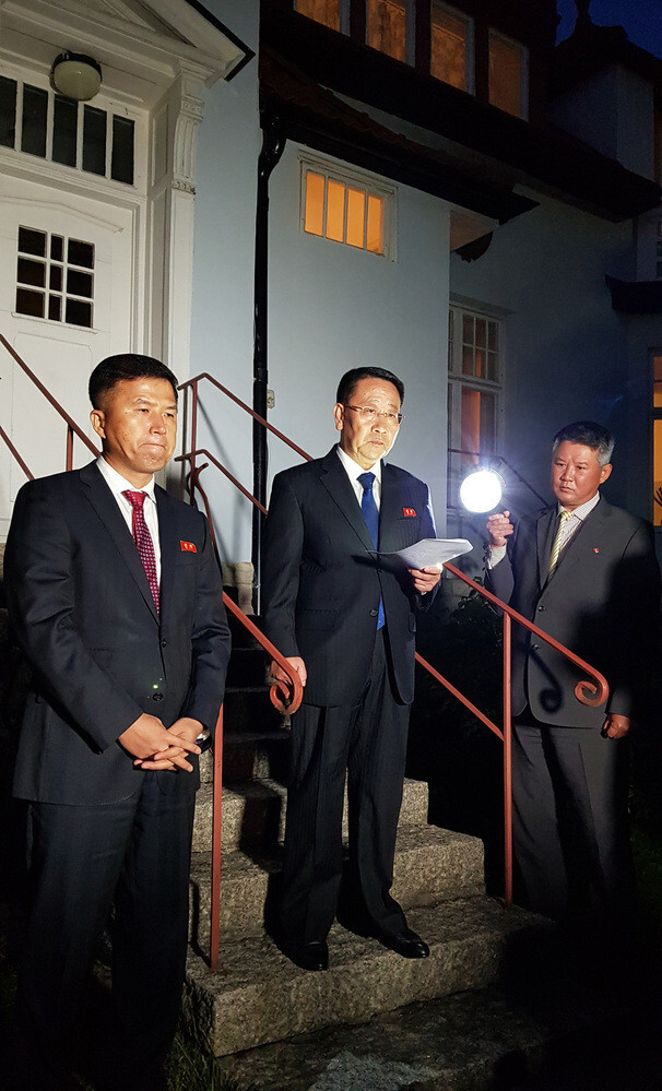 Kim Myong-gil, North Korea’s chief negotiator for the US, tells reporters that the North Korea-US working-level talks “broke down” in Stockholm, Sweden, on Oct. 5. Kwon Jong-gun is standing to the right of Kim. (Hankyoreh archives)