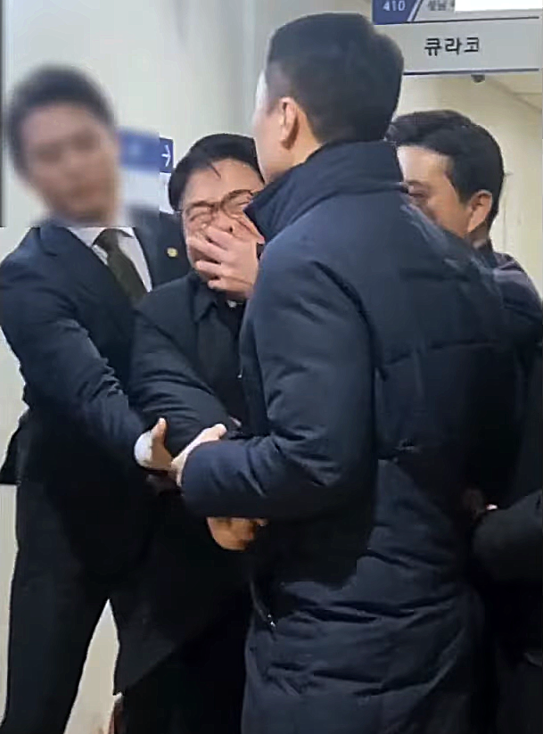Lim Hyun-taek (with hand over mouth) is removed from an event on public livelihoods presided over by President Yoon Suk-yeol after shouting in opposition to the Yoon administration’s plan to increase medical school admissions. (courtesy of Lim)