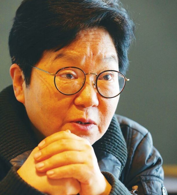 Choi Hyeon-sook during an interview with a Hankyoreh reporter at a cafe in the Daeheung neighborhood of Seoul on Feb. 2. (by Kim Bong-kyu