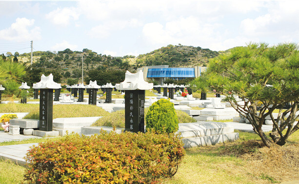 Online Cemetery Services at Incheon Family Park: An Alternative for Chuseok Holidays during COVID-19